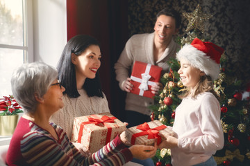 Obraz na płótnie Canvas family celebrating Christmas