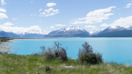 Fototapeta na wymiar Turquoise lake Te Kapo with mountains behind, New Zealand