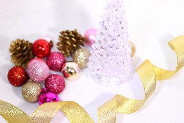 ピンク色と赤色と金色のカラフルな装飾とクリスマスツリーの背景テクスチャ(白背景)	