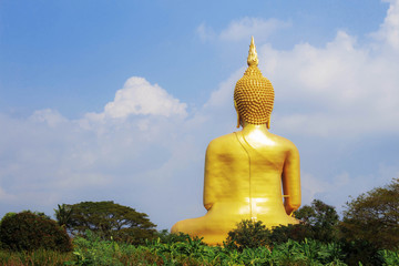 Obraz premium Golden Buddha with blue sky.