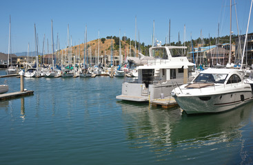Fototapeta na wymiar Sailboats and yaghts in a California marina.
