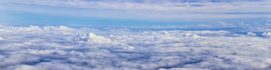 Naklejka premium Aerial Cloudscape view over midwest states on flight over Colorado, Kansas, Missouri, Illinois, Indiana, Ohio and West Virginia during autumn. Grand sweeping views of landscape and clouds. Views of cr