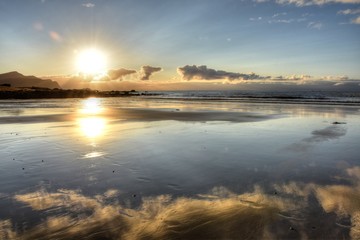 Norwegen, Lofoten, Ramberg, Flakstad, Sonnenuntergang, Abendrot, Sonne, Wolken, Strand, Skagsanden, Sandstrand, Sand, Ebbe, Spiegelbild, glatt, Struktur, Vareidsundet,