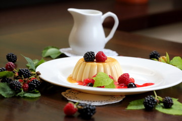 vanilla pudding with berries and cream