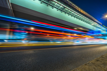 Plakat traffic with blur light through city at night.