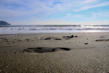 砂浜と足跡