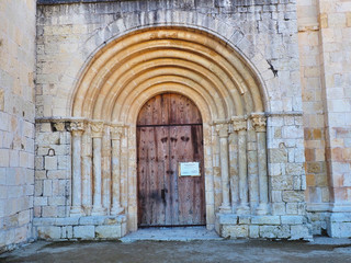 Detalle de la puerta de entrada a la iglesia de Santa María en Sant Martí Sarroca.