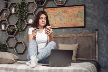 young woman can not pay by card over the Internet