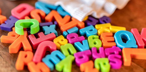 Lettere dell'alfabeto colorate e allegre