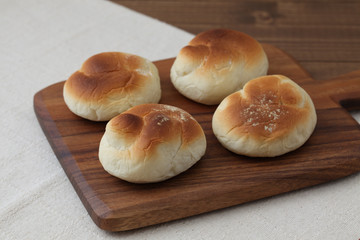 木のまな板にのせた 焼きたて パン テーブル