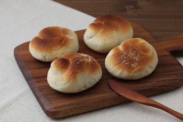 木のまな板にのせた 焼きたて パン テーブル