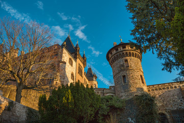 Blick von unten auf die Schlossmauer von Schloss Wernigerode