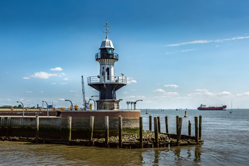 Leuchtturm Mole 1 bei der Schleuseneinfahrt in Brunsbüttel in den Nordostseekanal