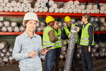 Frau als Logistik Lehrling im Versandzentrum