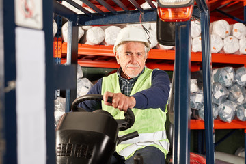 Senior Arbeiter auf dem Gabelstapler