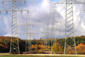 Stromtrasse im Rhein-Main-Gebiet bei Frankfurt und Herbstwald - Stockfoto