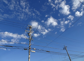Obraz premium 電信柱と青い空