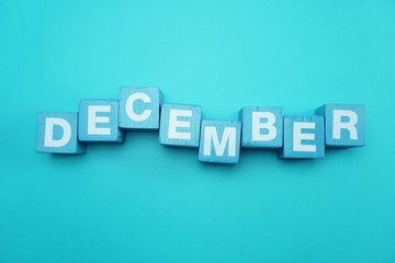 Obraz premium Litery alfabetu grudnia na niebieskim tle