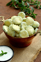 zucchini fritti in contenitore di metallo su tavolo di cucina