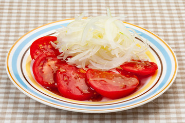 トマトとオニオンスライスのサラダ　家庭料理　日本