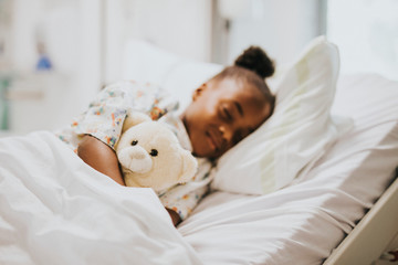 Little girl sleeping in a hospital bed - obrazy, fototapety, plakaty