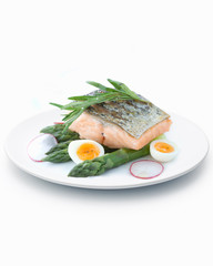 Tuna with asparagus and quail eggs