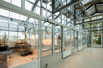 Gewächshaus mit Kammern, klimatisiert und offen, zur Anzucht und Überwinterung von Pflanzen und Schädlingen