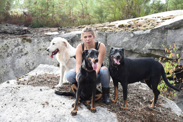 jeune femme avec ses chiens en forêt