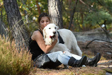 jeune femme avec son chien en forêt