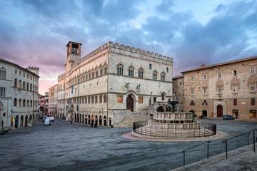 Perugia, Italy. Piazza IV Novembre on sunrise with Old Town Hall and monumental fountain Fontana Maggiore - obrazy, fototapety, plakaty