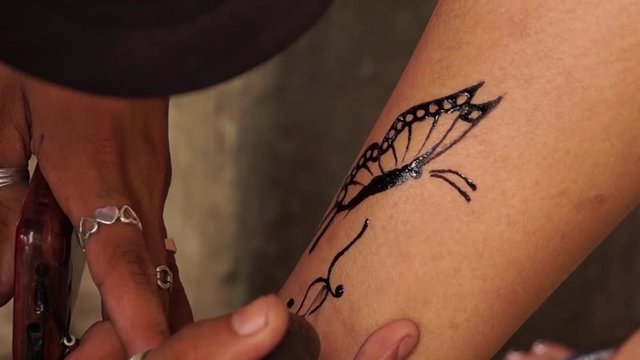 henna woman leg tattoo