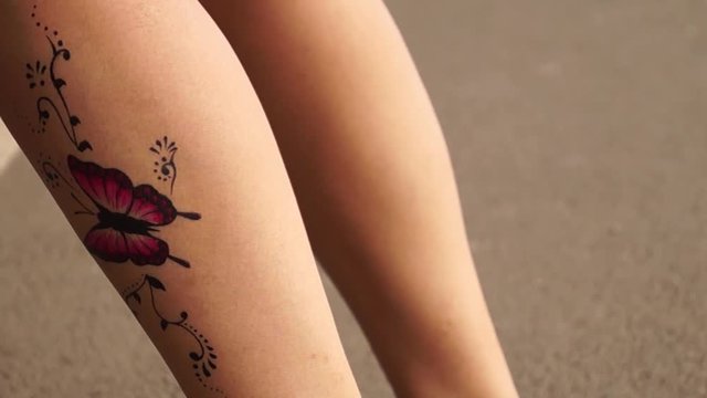 henna woman leg tattoo