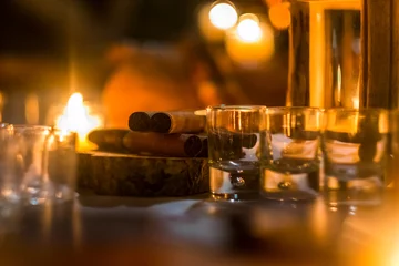 Fototapeten Zigarre und Rum, um die Nacht in Freundschaft mit Männersachen ausklingen zu lassen. Bokeh und defokussiertes Bild für konzeptionelle Stimmung über Männer © simona