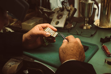 Goldschmied bei der Reparatur von Schmuck