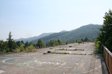 Spiazzo sulla collina nella città fantasma