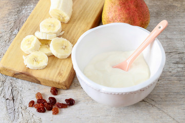 Sweet banana soup with raisins.