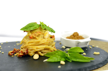 Spaghetti con sugo di mandole, basilico e peperoncino