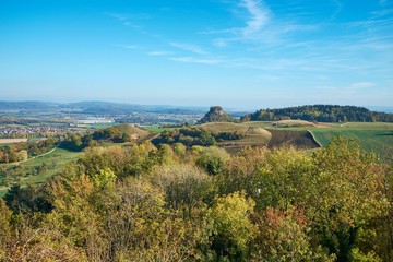 Blick über die herbstliche Hegaulandschaft zum Hohenkrähen