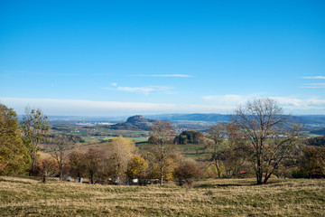 Obraz premium Herbststimmung im Hegau mit Blick zum Hohentwiel