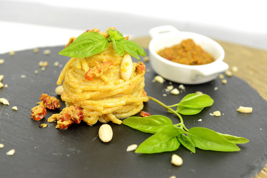 Spaghetti con sugo di mandole, basilico e peperoncino