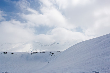 Fototapeta na wymiar Snow hill scene of tateyama mount in japan with blue sky