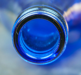 Blaue Flasche mit Hals