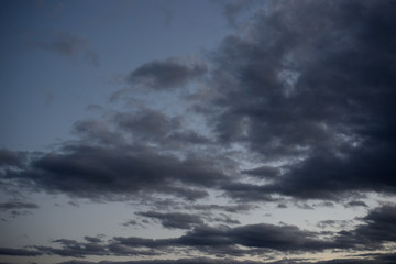 Nubes de tormenta al atardecer 