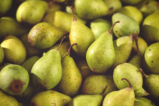 Nahaufnahme von Bio Birnen auf einem Haufen