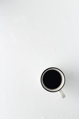 Kaffeetasse aus Emaille mit frischen Kaffee