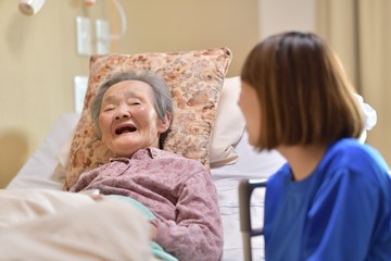 老人介護施設・ベットでくつろぐ母