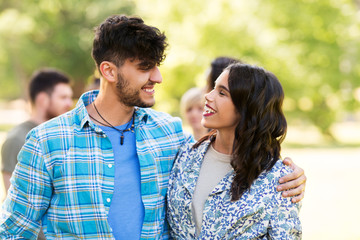 Obraz premium people and relationships concept - happy couple in summer park