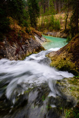 Obraz premium Wasserfall in den Alpen von der Mündung Hochkant