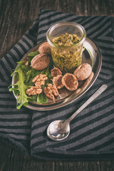 Selbstgemachtes Pesto in einem Glas