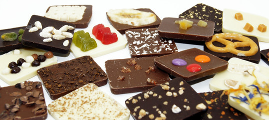 Kleine Tafel Schokolade freigestellt auf weißem Hintergrund